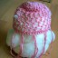 Różowa czapeczkami z koralikami