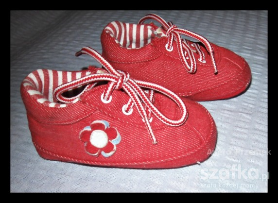 Czerwone buciki dla córeczki
