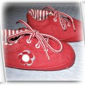 Czerwone buciki dla córeczki