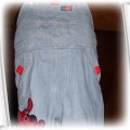 jeansowe spodenki na szelkach z Clifordem