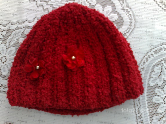Czerwona czapka na zimę z kwiatkiem