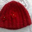 Czerwona czapka na zimę z kwiatkiem