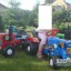 Ogromny traktor z przyczepą napędzany pedałami