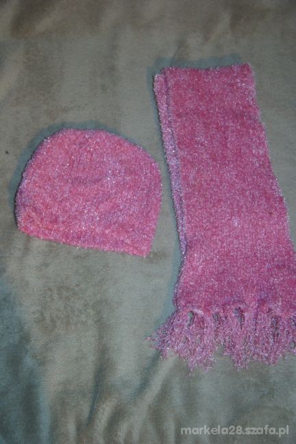 Różowy szalik i czapeczka