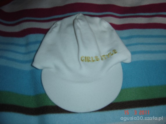 Biała czapka z daszkiem 4 lata