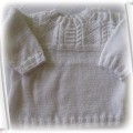 biały sweterek ręcznie robiony