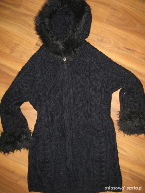 Czarny rozpinany sweterek z futrem RESERVED 122