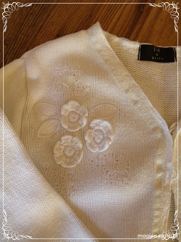 Sweterek biały zapinany aplikacje kwiatuszki
