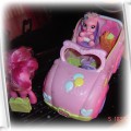 Różowy samochód z konikami pony