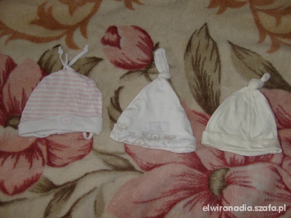 trzy czapeczki dla noworodka