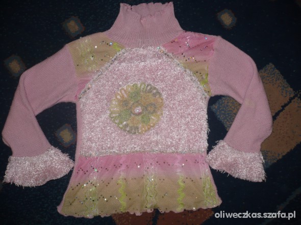 Różowy ozdobny sweterek 128