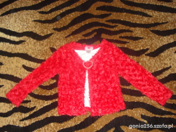 czerwony milutki sweterek