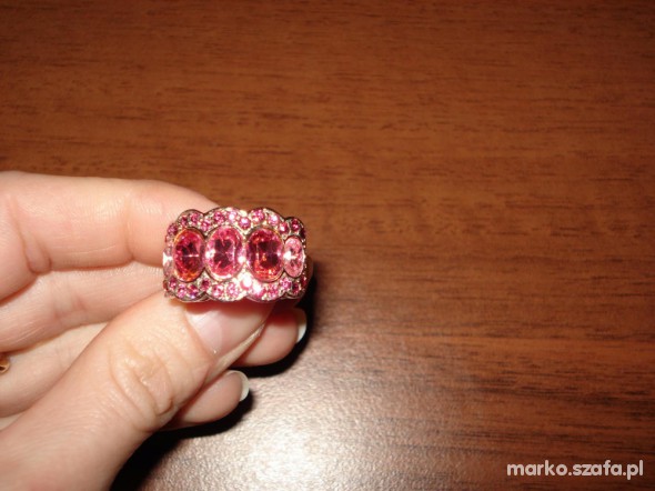 różowy pierścionek z kamieniami