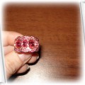 różowy pierścionek z kamieniami