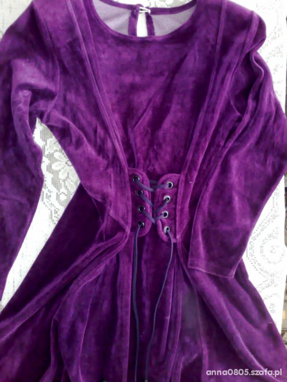 Sukienka z weluru rozkloszowana kolor śliwka