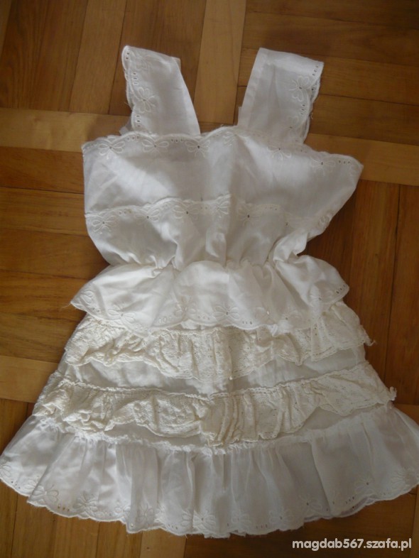 Biała sukieneczka z falbankami