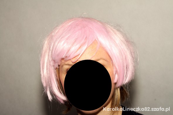 rożowa peruka