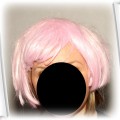 rożowa peruka