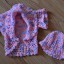 Różowo fioletowy sweterek bolerko z czapeczką