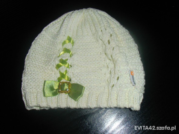 Śliczna z kokardką na wiosnę