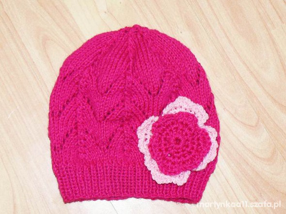 różowa czapka z dużym kwiatem ażur