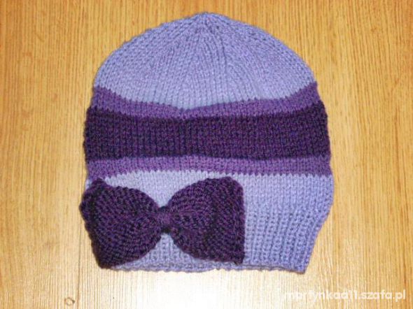 czapka z kokardą w odcieniach fioletu
