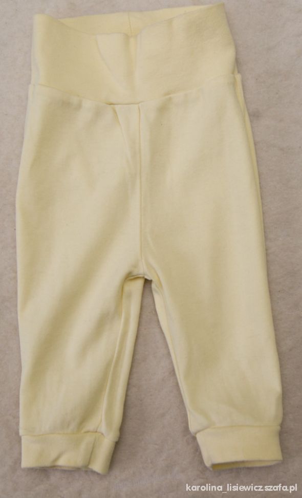 żółte spodnie dresowe