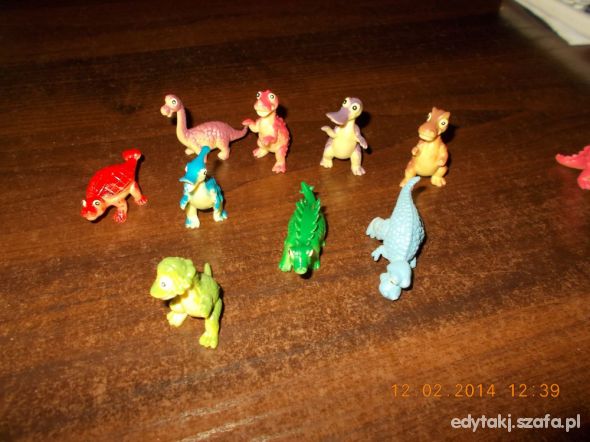 Dinozaury z jogurtu sprzedawanego w Biedronce