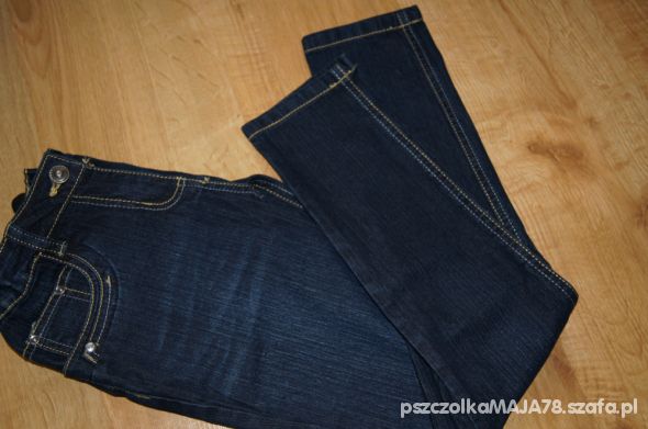 granatowe spodnie jeansy