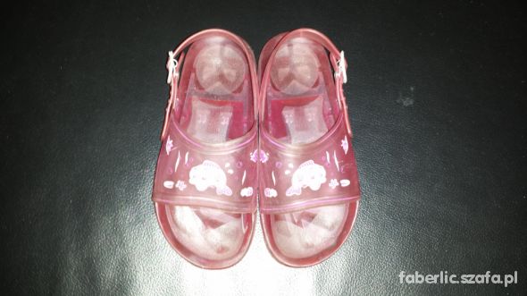 Różowe gumowe sandałki