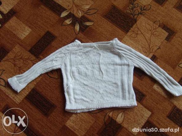 bialy sweter robiony na drutach