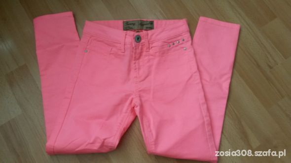 neon rozowe spodnie