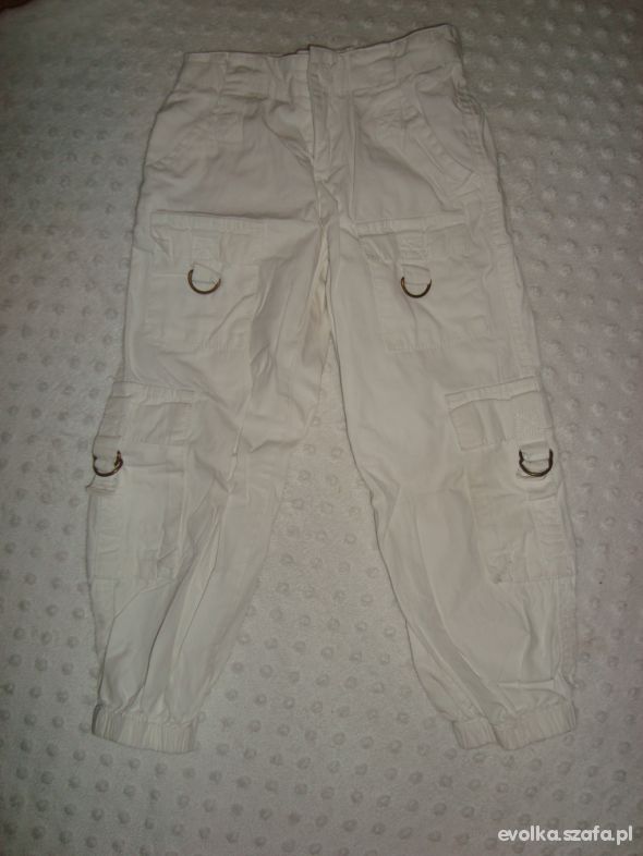 białe lekkie spodnie