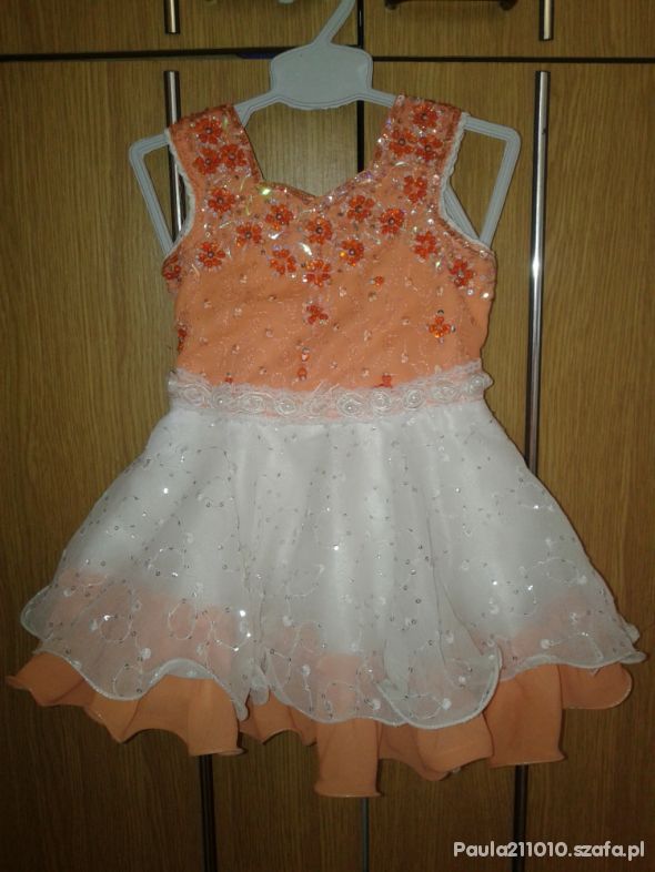 brzoskwiniowa suknia balowa dla ksieżniczki