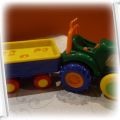 Grający traktorek farmera z przyczepą