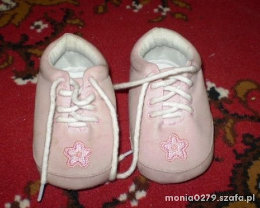 Śliczne różowe buciki dla maluszka