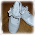 Białe pantofle na komunie 31