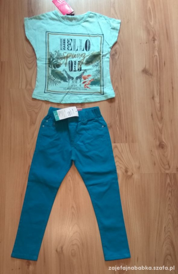 Miętowa bluzka i niebieskie spodnie 116