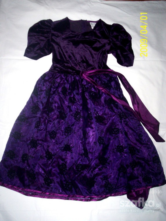 fioletowa suknia dziecięca piękna