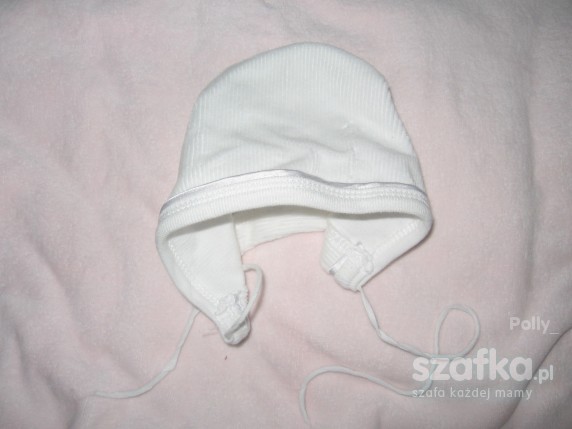 Śliczna biała czapeczka dla noworodka