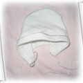 Śliczna biała czapeczka dla noworodka