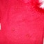 czerwony sweterek z piórkami i cyrkoniami