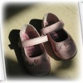 różowe buciki dla dziewczynki