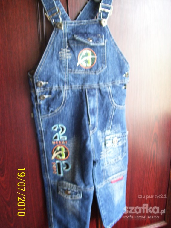 granatowe jeansy na szelkach