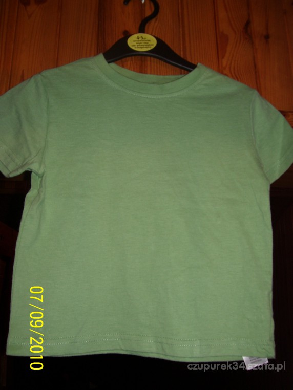 zielona koszulka z napisem na pleckach