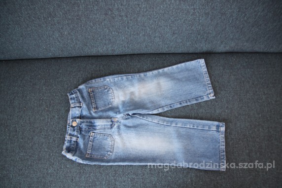 blekitne jeansy