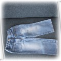 blekitne jeansy