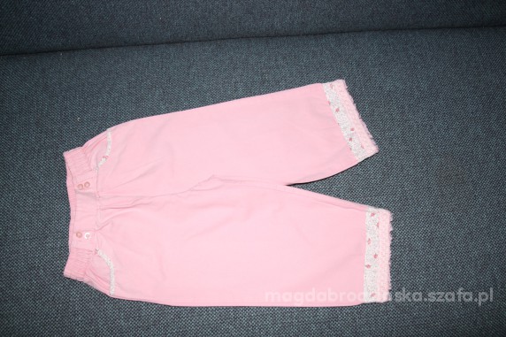 rozowe spodenki z lamowka w kwiatki