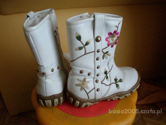 kozaczki białe z kolorowymi aplikacjami r 28