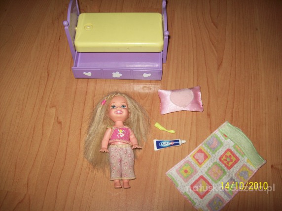 laleczka Shelii z Barbie z łóżeczkiem